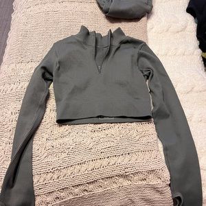 Grey long sleeve cropped workout set (size medium)